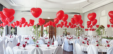 Hochzeitssaal voll Herzballons
